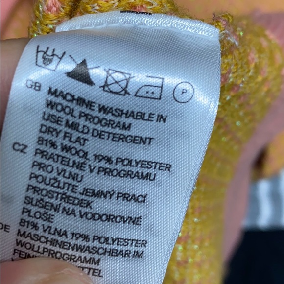 Like new H&M short sleeved wool sweater - Picture 6 of 6